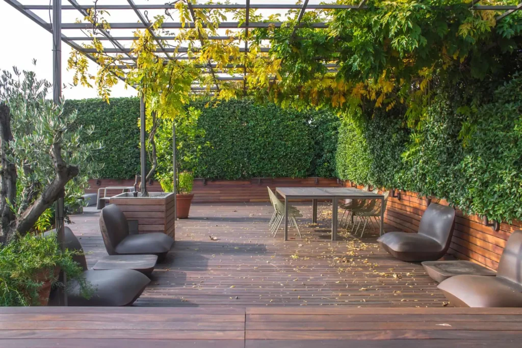 Decking in WPC o in legno: cosa scegliere per terrazzo e piscina Decking in WPC o in legno: cosa scegliere per terrazzo e piscina Guide e consigli