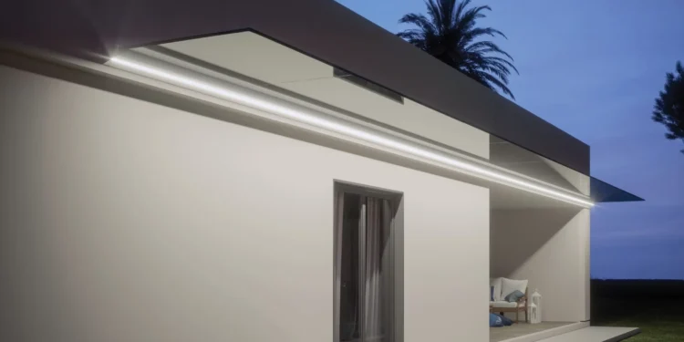 Pensiline in vetro Faraone con LED sopra l'ingresso di una villa