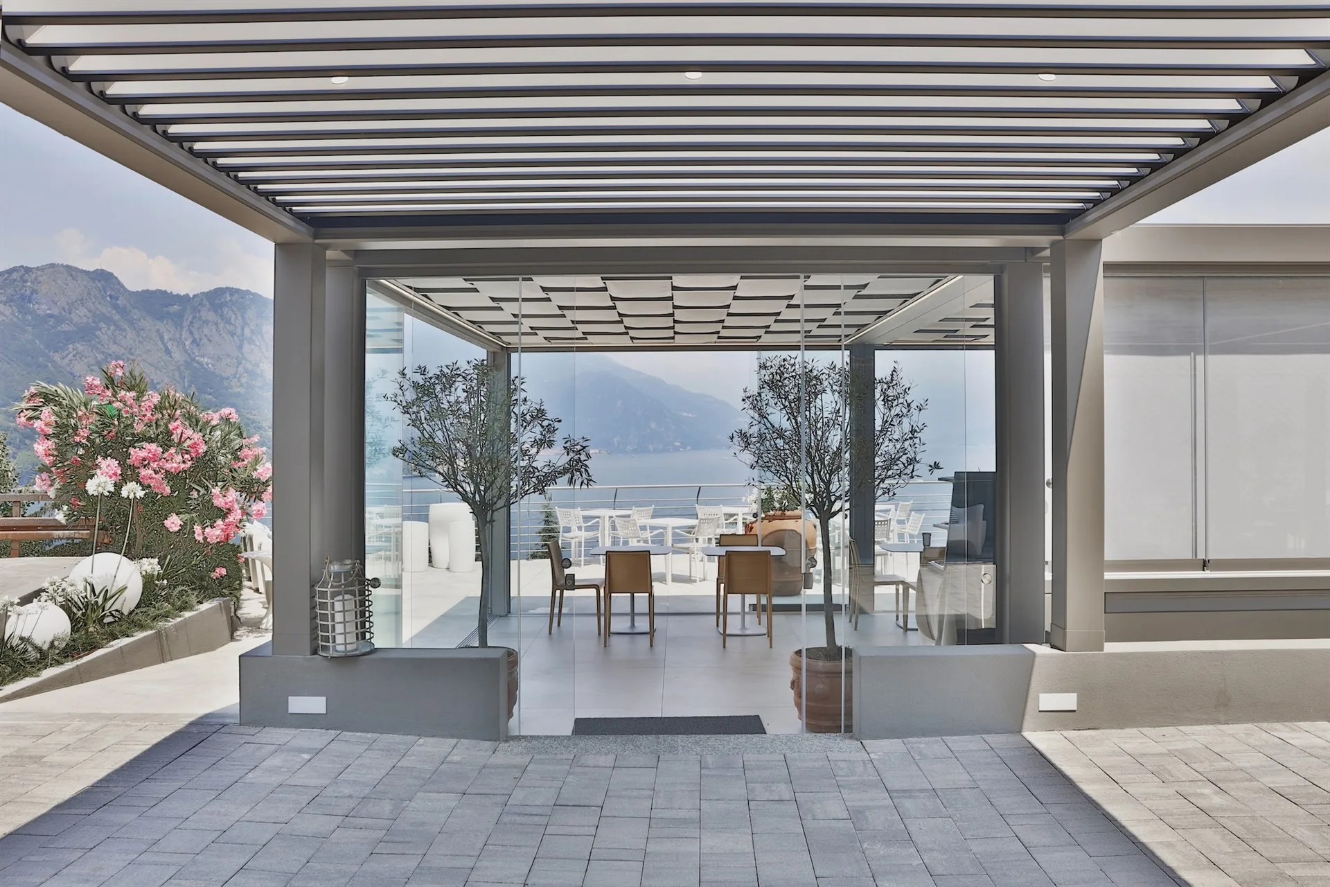 R600 Pergoklima sulla terrazza di un hotel sul lago di Como